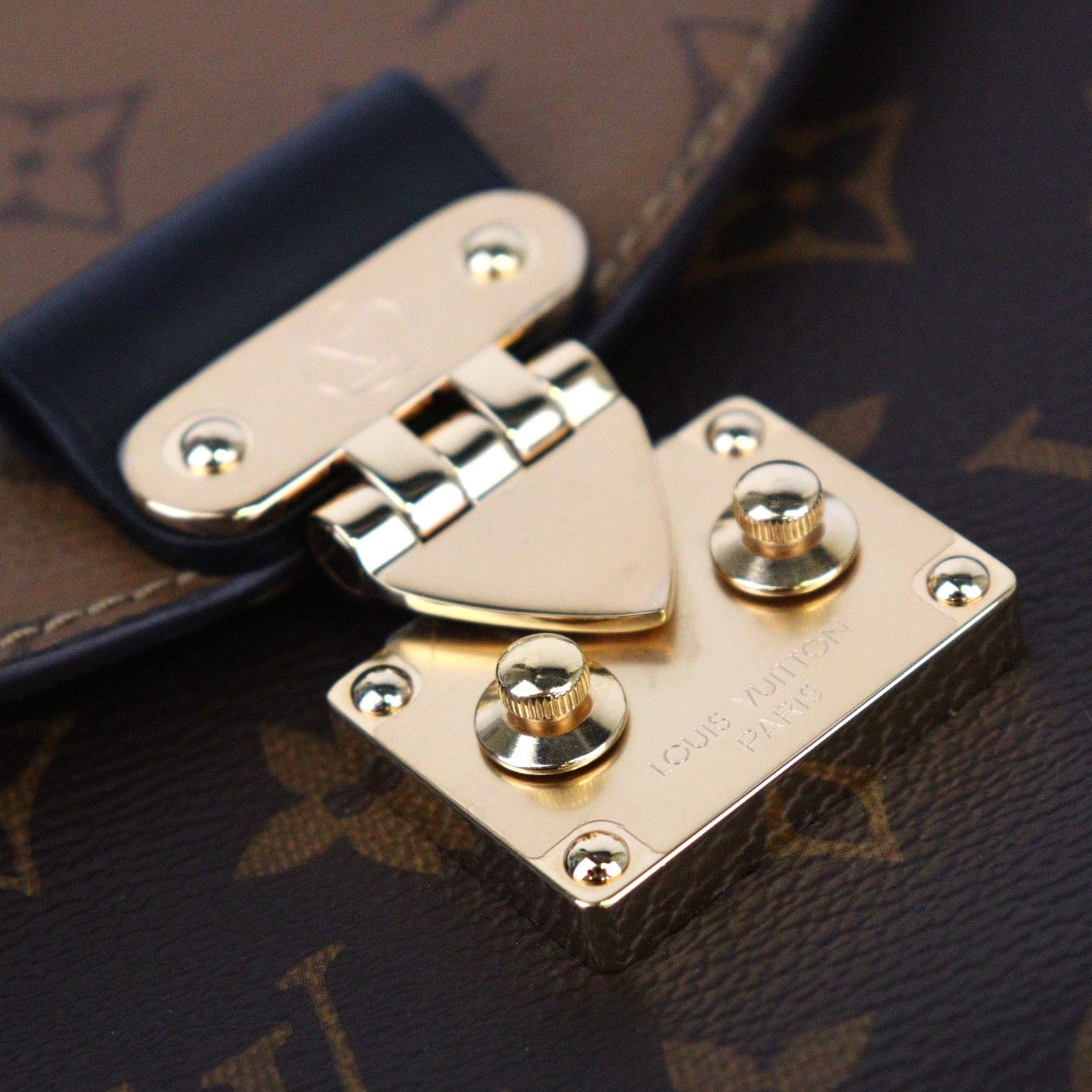 LOUIS VUITTON M46548 TILSITT HANDBAG
