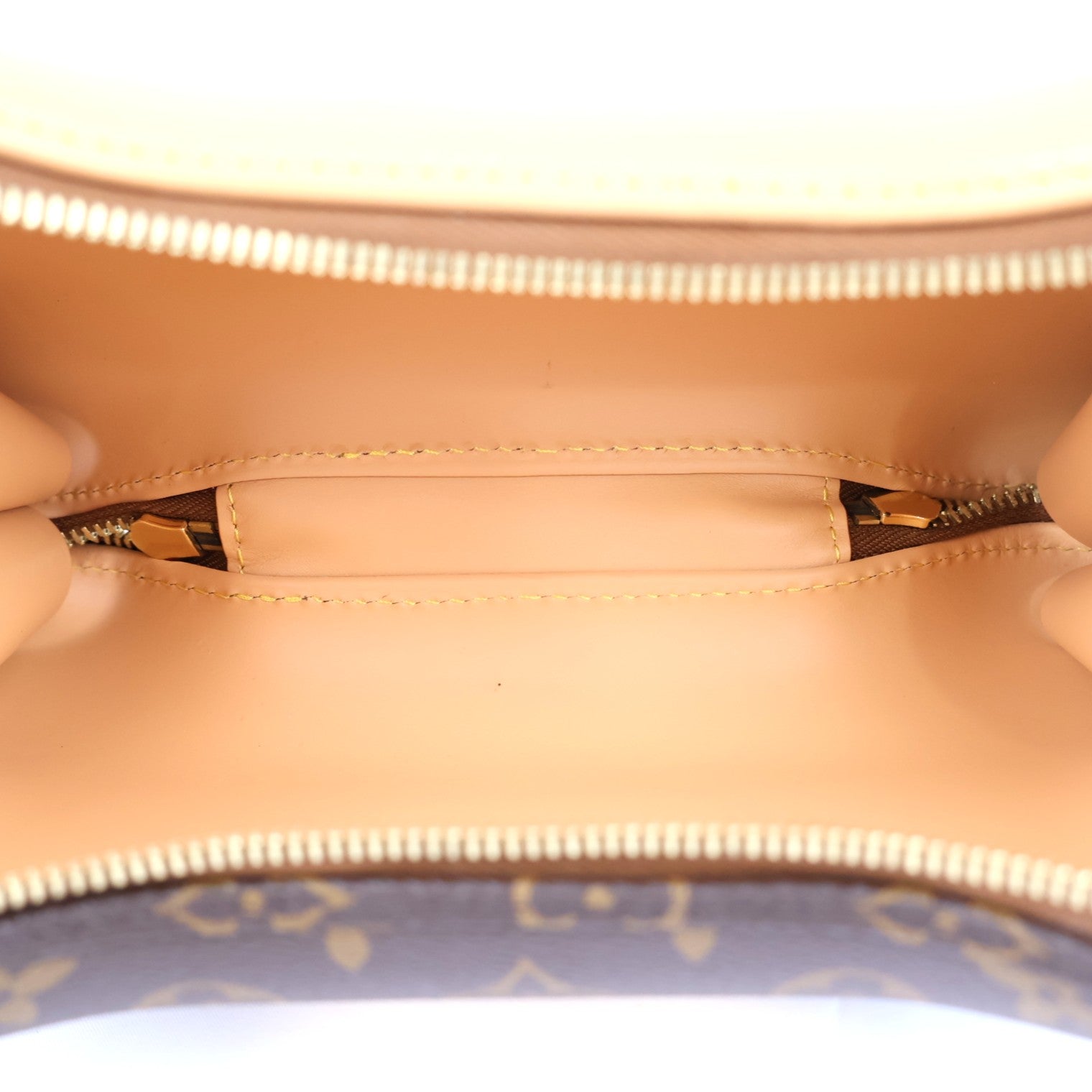 LOUIS VUITTON M12615 BONE WEARABLE WALLET SHOULDER BAG