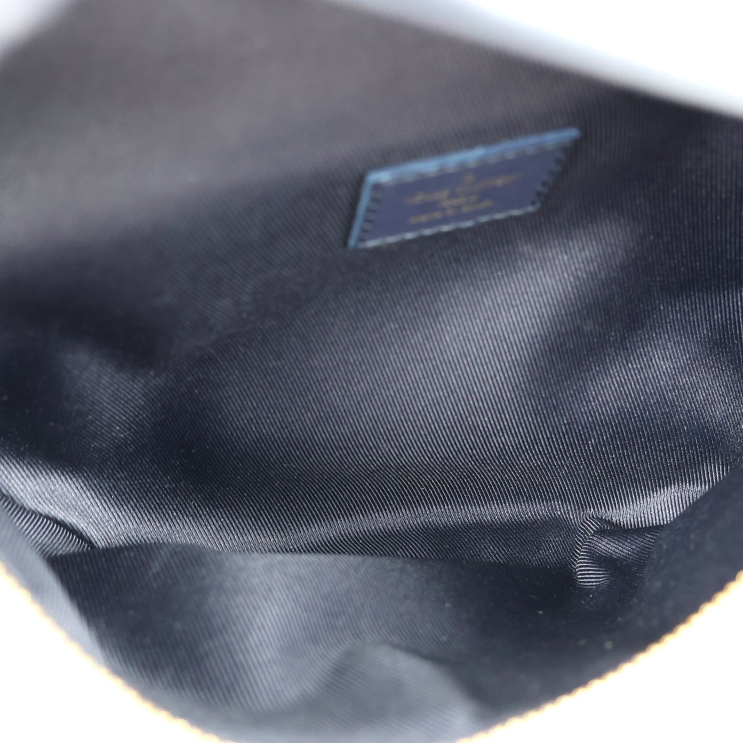 LOUIS VUITTON M23905 DISCOVERY BUM BAG PM BODY BAG